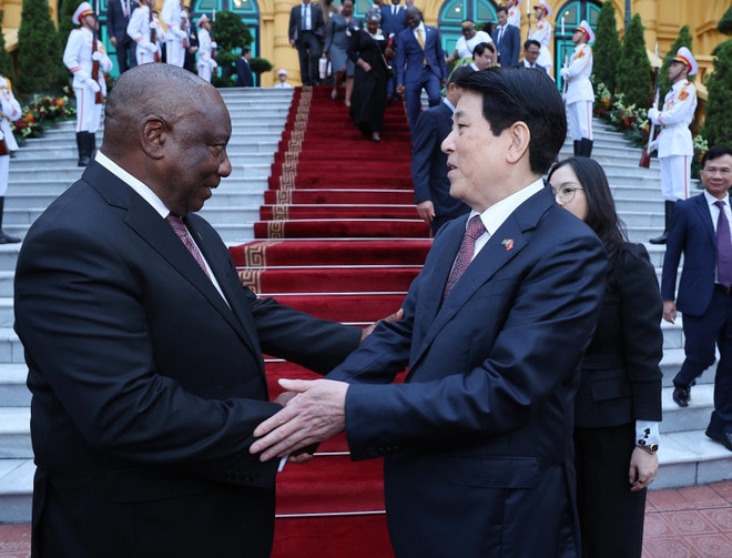 Vietnamese State President Luong Cuong (R) and South African President Matamela Cyril Ramaphosa. (Photo: VNA) vna-potal-chu-tich-nuoc-va-tong-thong-nam-phi-gap-go-bao-chi-8357774.jpg