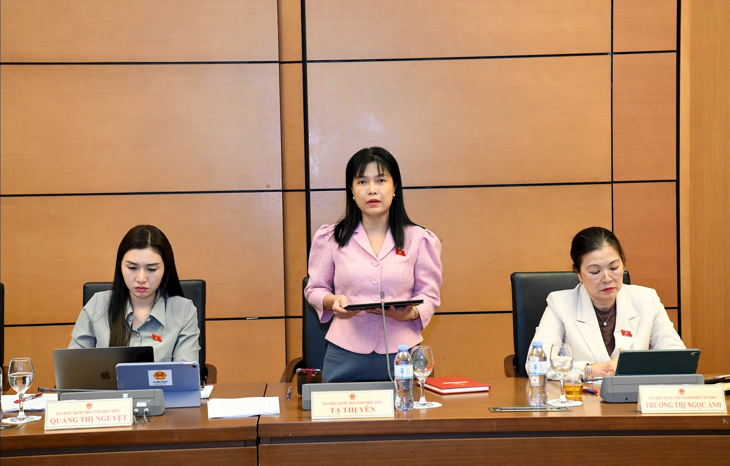 Đại biểu Tạ Thị Yên, Đoàn ĐBQH Điện Biên phát biểu