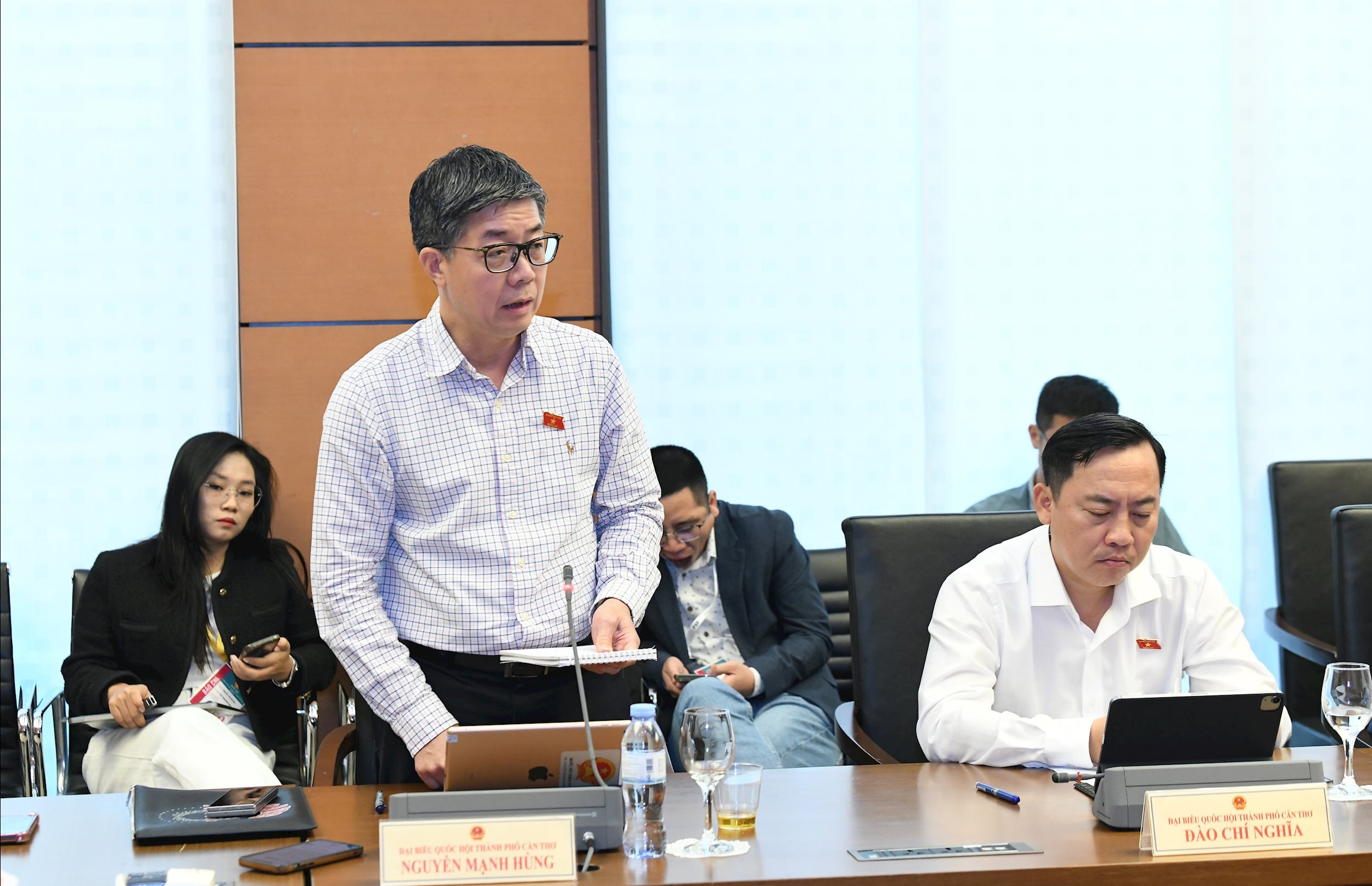 ĐB Nguyễn Mạnh Hùng, Đoàn ĐBQH Thành phố Cần Thơ phát biểu.2