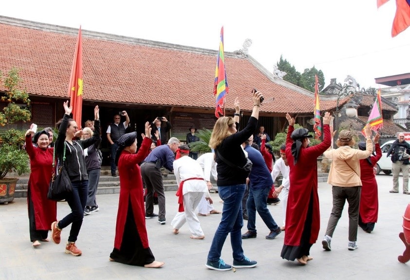पर्यटक ज़ोआन नदी में डूबकर गीत गाते हैं