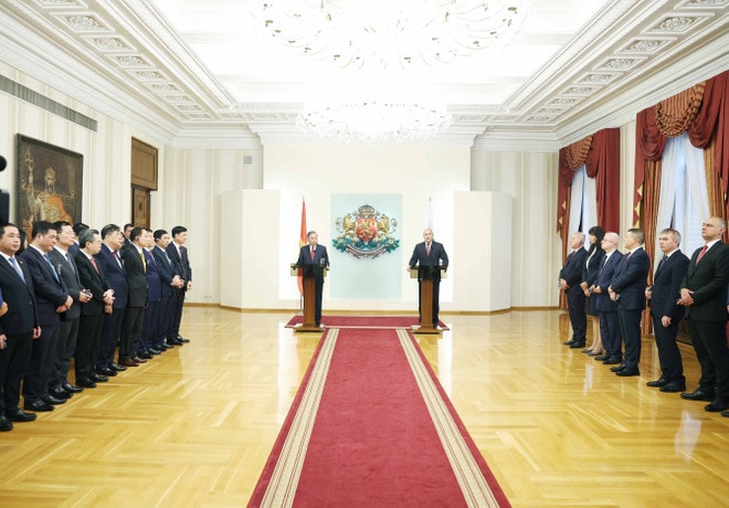 vna-potal-tong-bi-thu-to-lam-va-tong-thong-bulgaria-gap-go-bao-chi-8357652.jpg