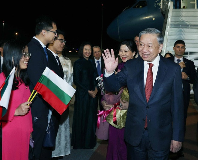Party General Secretary To Lam and his spouse at the airport (Photo: VNA) ho.jpg
