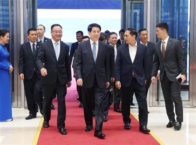 State President Luong Cuong (C) inspects the rehearsal for the UN Convention against Cybercrime signing ceremony (Photo: VNA)