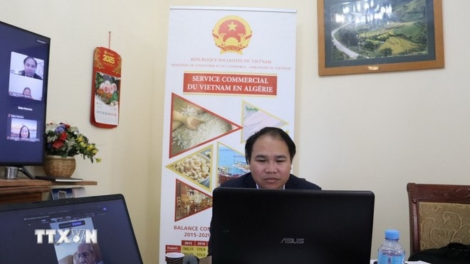 Vietnamese Trade Counsellor in Algeria Hoang Duc Nhuan answers questions raised by business representatives (Photo: VNA)