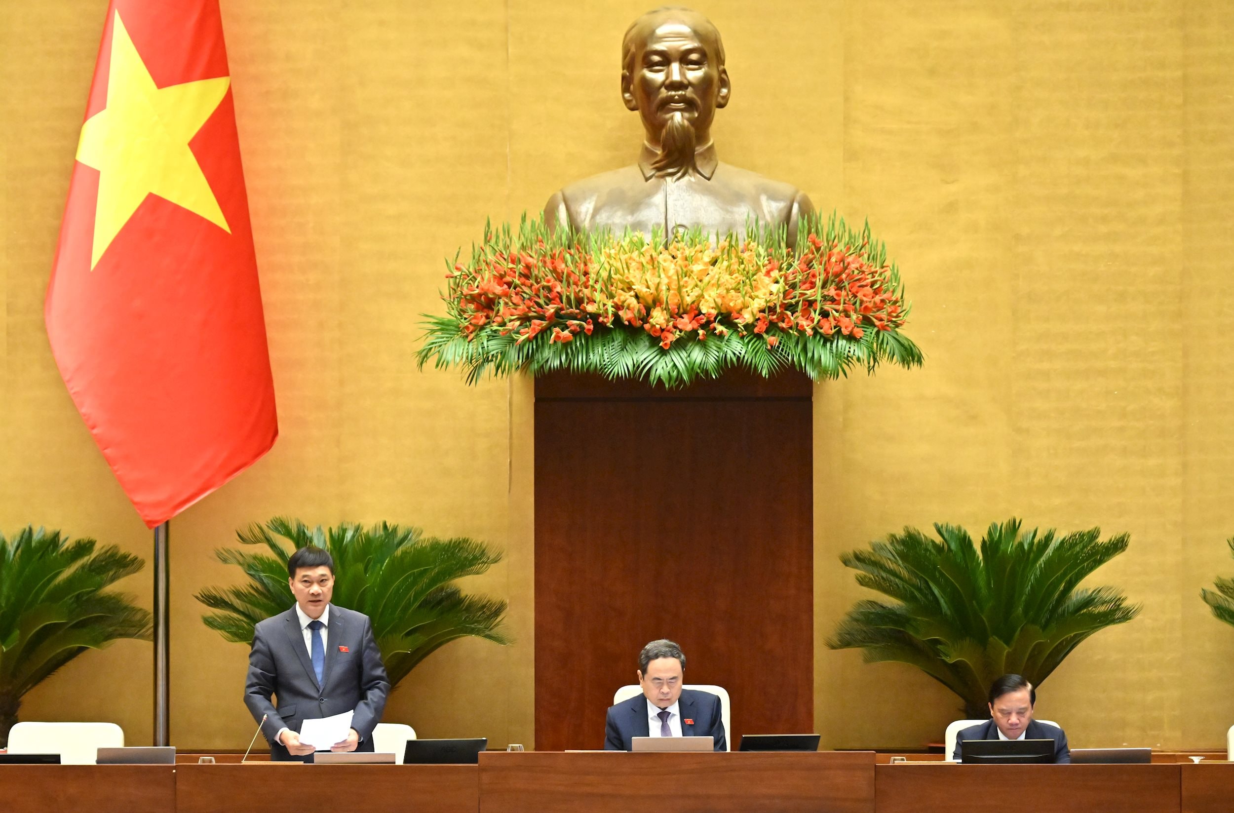 Phó Chủ tịch Quốc hội Vũ Hồng Thanh điều hành phiên họpVQK_1722++