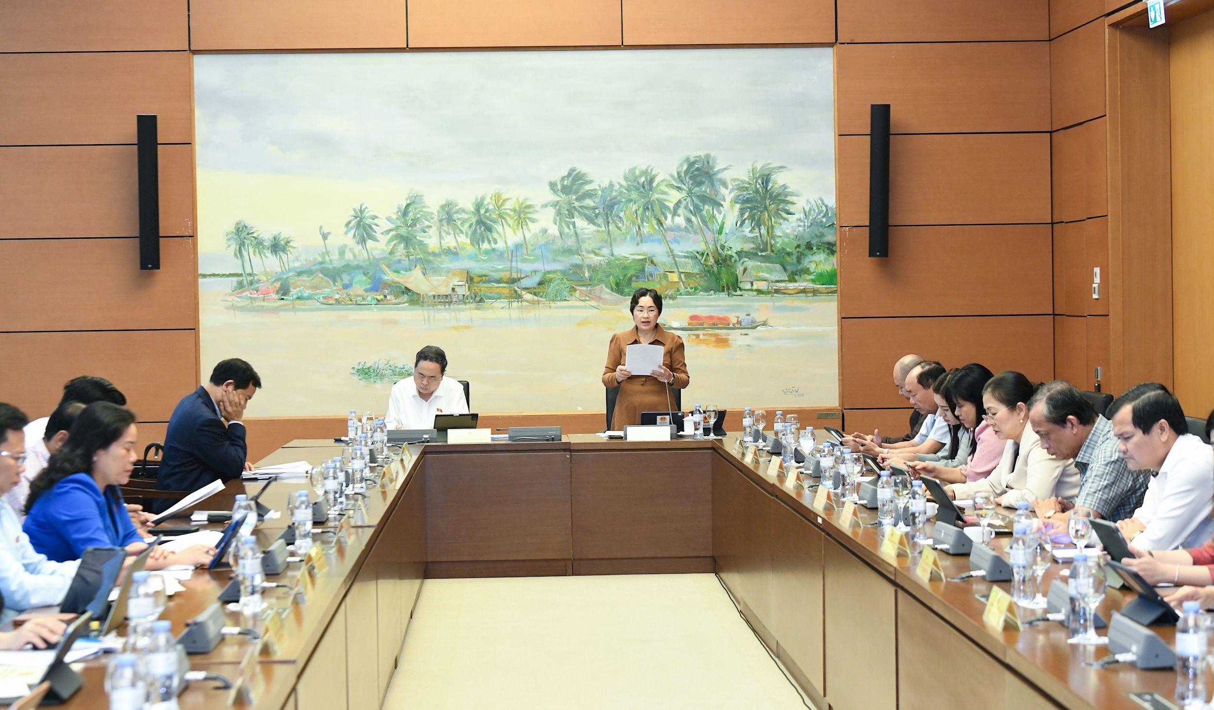 Phó Trưởng Đoàn ĐBQH tỉnh Điện Biên Lò Thị Luyến phát biểu.1