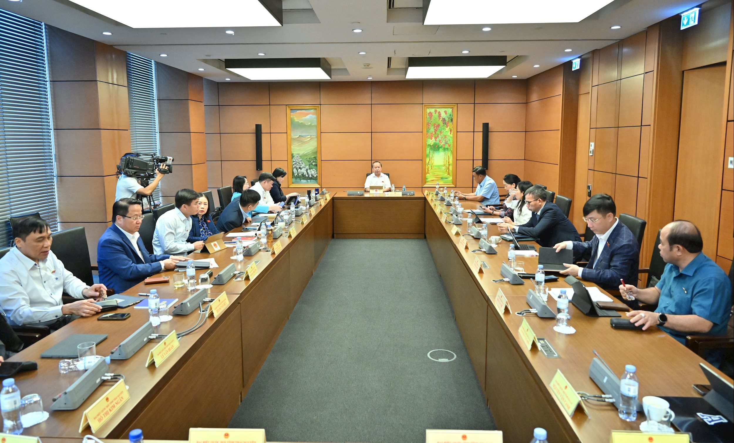 Toàn cảnh phiên thảo luận tổ 5 (Thái Nguyên, Gia Lai)