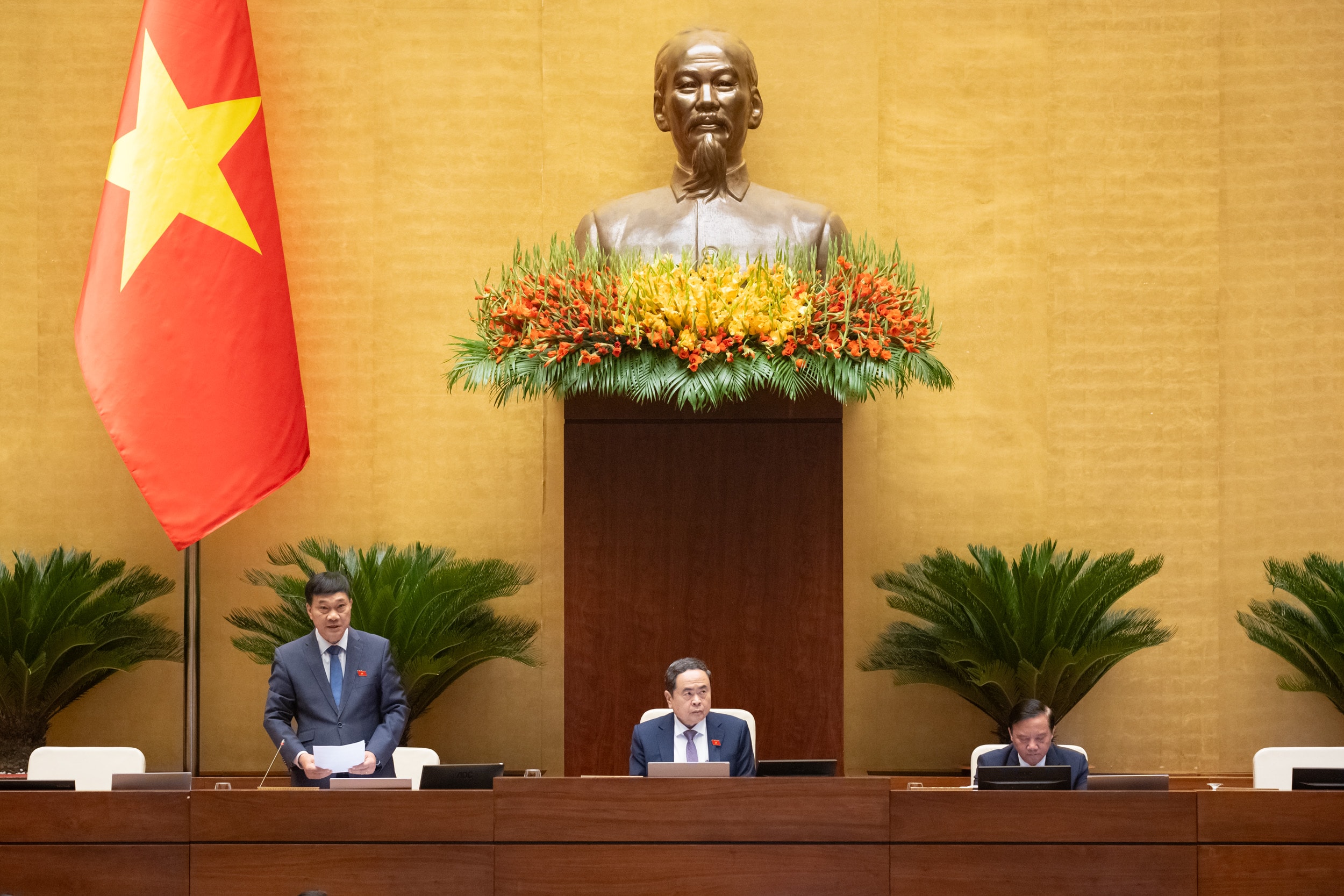 Phó Chủ tịch Quốc hội Vũ Hồng Thanh điều hành phiên họp