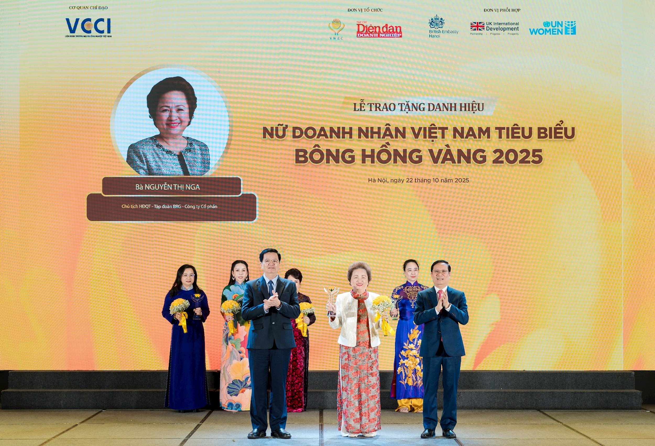 01 Madame Nguyen Thi Nga - Presidente do Grupo BRG foi homenageada pela 6ª vez ao receber o título de TOP 10