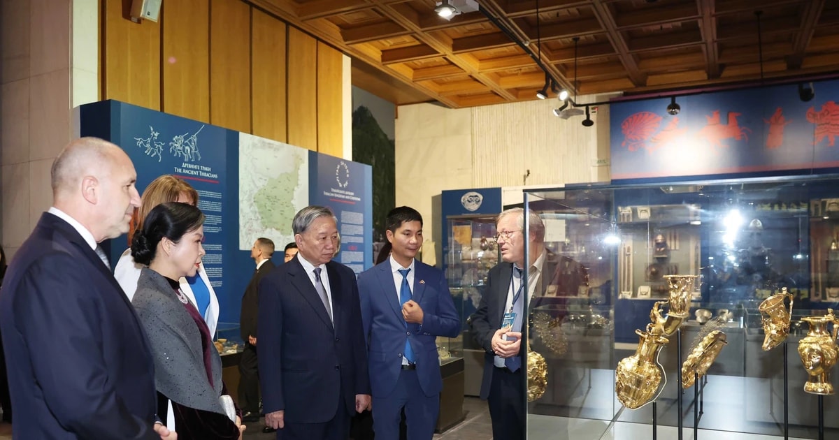 Tổng Bí thư Tô Lâm và Phu nhân với Tổng thống Cộng hòa Bulgaria Rumen Radev và Phu nhân tham quan Bảo tàng lịch sử Quốc gia Bulgaria. (Ảnh: Thống Nhất/TTXVN)