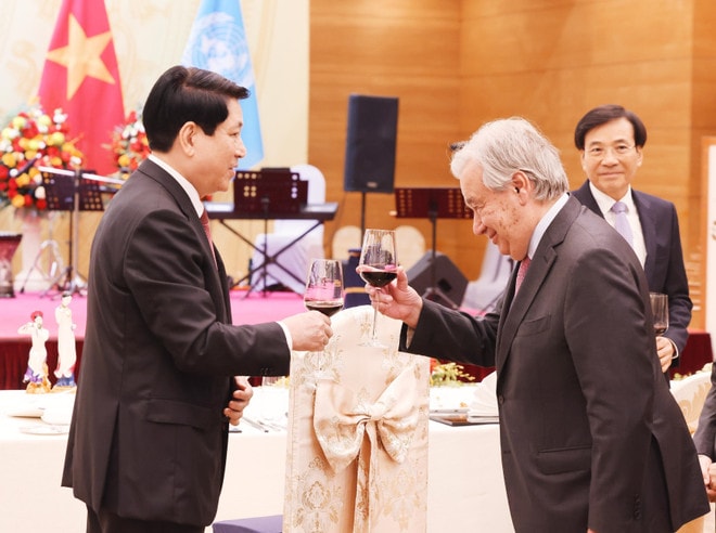 State President Luong Cuong and UN Secretary-General António Guterres at the banquet in Hanoi on October 24. (Photo: VNA) state-president-hosts-banquet-in-honour-of-un-secretary-general-2.jpg
