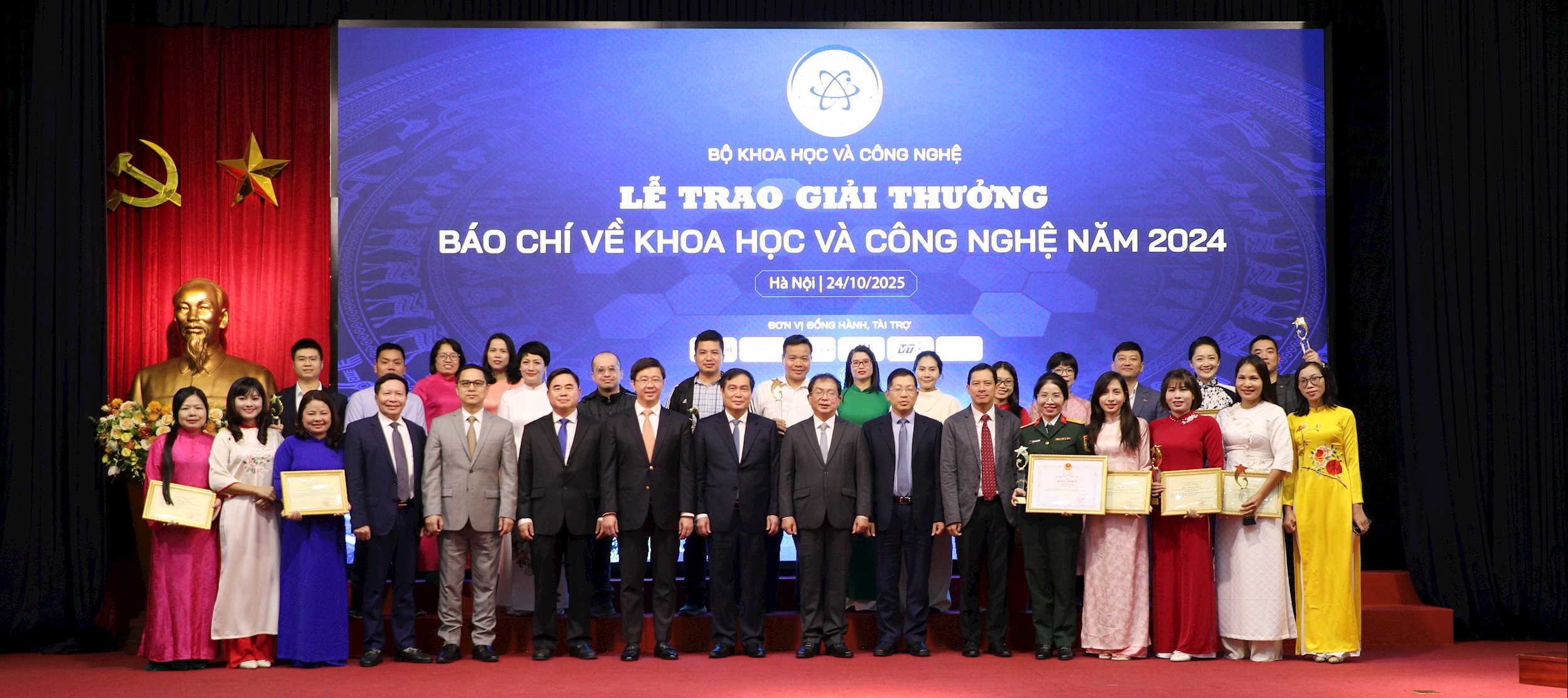 Ban Tổ chức chụp ảnh lưu niệm cùng các tập thể, các nhân đạt giải