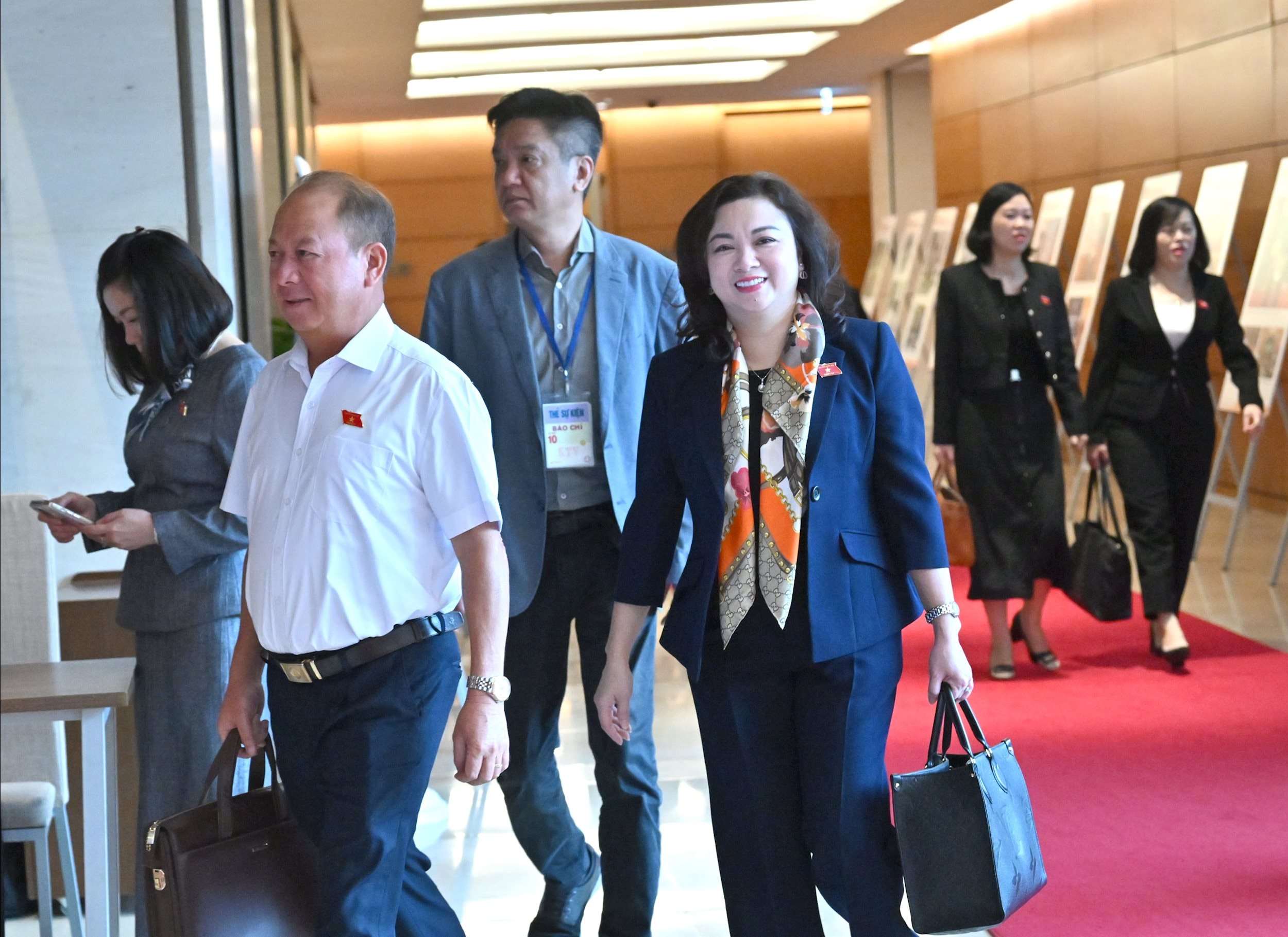 Các đại biểu bên hành lang kỳ họpVQK_2309