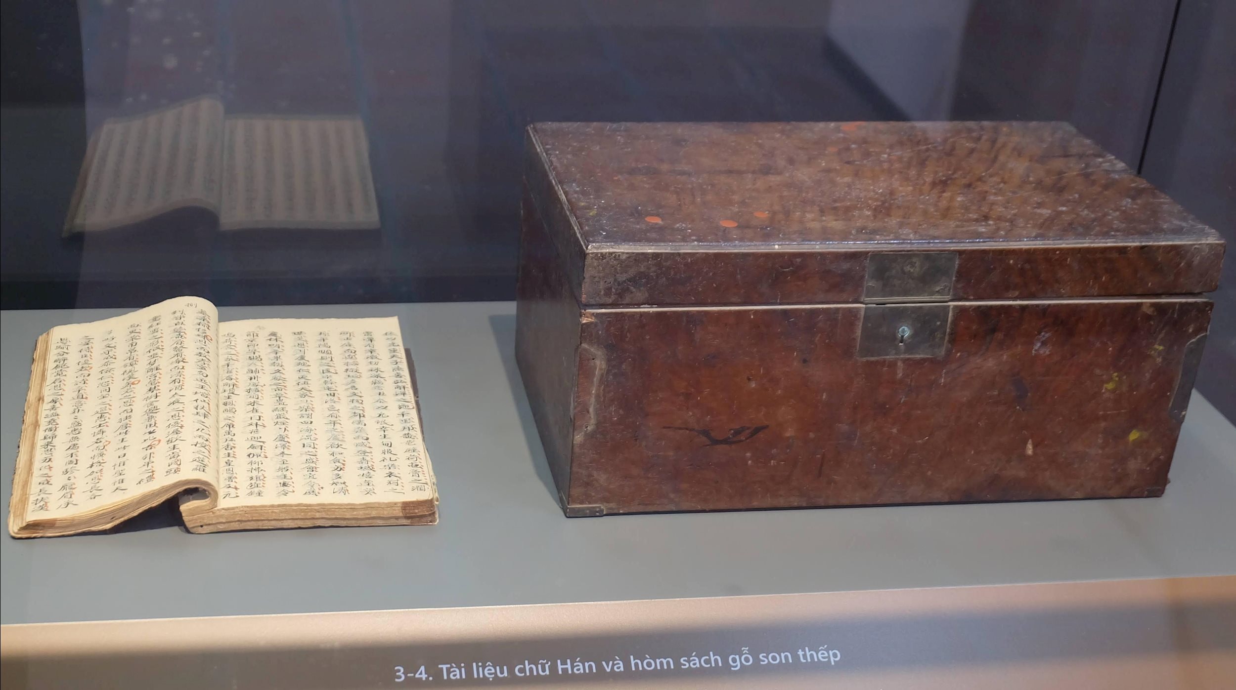 Đồ dùng của Thượng thư Bộ hình Bùi Bằng Đoàn - lưu giữ tại Nhà thờ tổ phân chi họ Bùi, Thiệu Đức đường, Ứng Thiên, Hà Nội