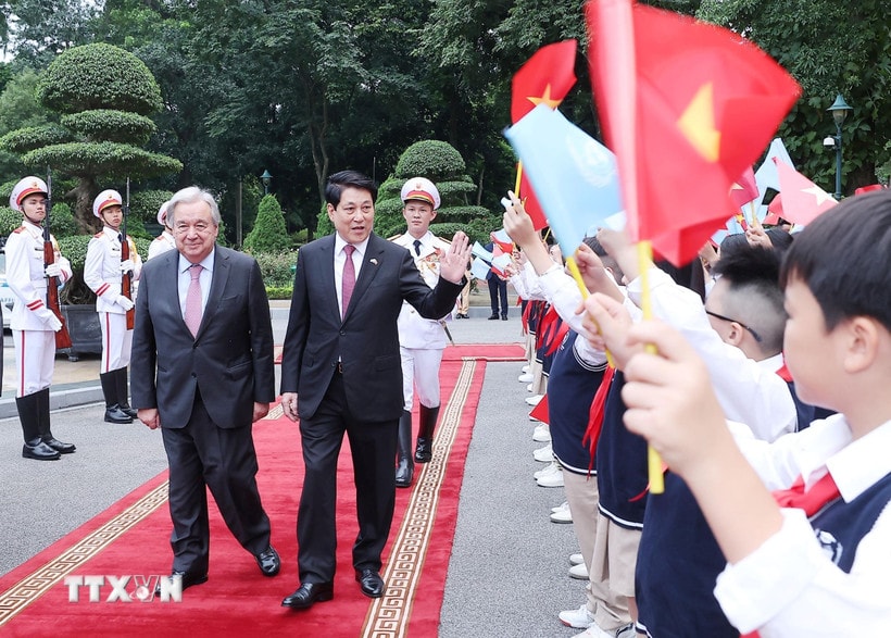 Chủ tịch nước Lương Cường đón Tổng Thư ký Liên hợp quốc António Guterres tại Phủ Chủ tịch. (Ảnh: Lâm Khánh/TTXVN)