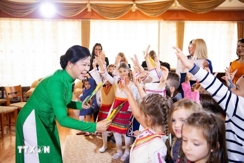 Bà Ngô Phương Ly, Phu nhân Tổng Bí thư Tô Lâm tặng quà cho các em nhỏ Trường mầm non số 2 “Zvanche” ở thủ đô Sofia. (Ảnh: TTXVN)