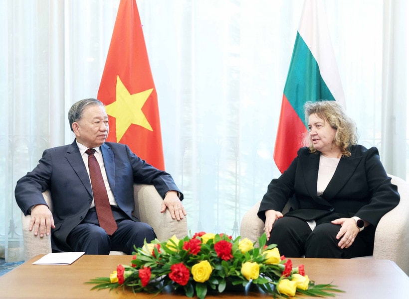 Party General Secretary To Lam and Speaker of the Bulgarian National Assembly Natalia Kiselova at their meeting in Sofia on October 24 (Photo: VNA)