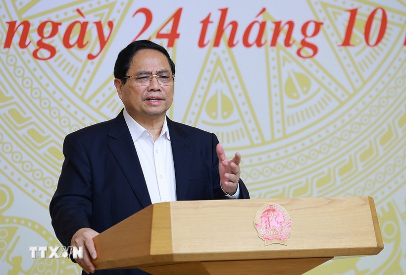 Le Premier ministre Pham Minh Chinh travaille sur des solutions pour un « développement révolutionnaire du logement social ». (Photo : Duong Giang/VNA)