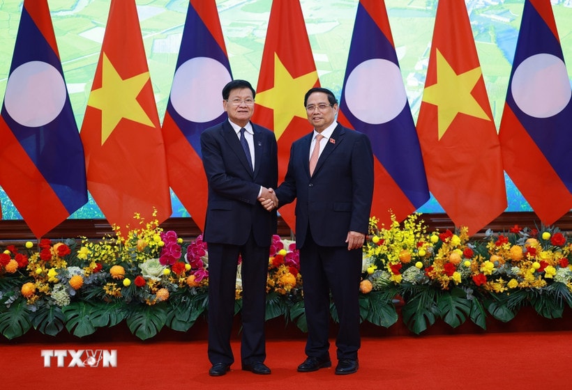 Thủ tướng Phạm Minh Chính hội kiến Tổng Bí thư, Chủ tịch nước Lào Thongloun Sisoulith. (Ảnh: Dương Giang/TTXVN)