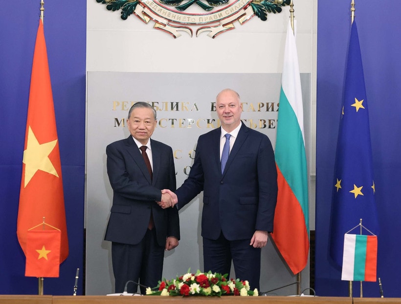 Party General Secretary To Lam (left) and Bulgarian Prime Minister Rosen Zhelyazkov at their meeting in Sofia on October 24 (Photo: VNA)
