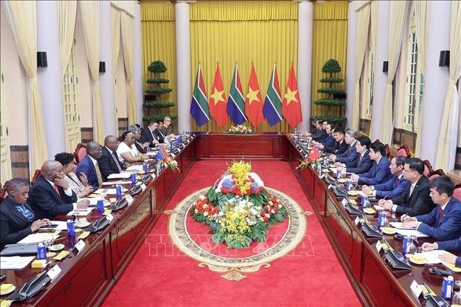The talks between Vietnamese President Luong Cuong and South African President Matamela Cyril Ramaphosa in Hanoi on October 23. (Photo: VNA)