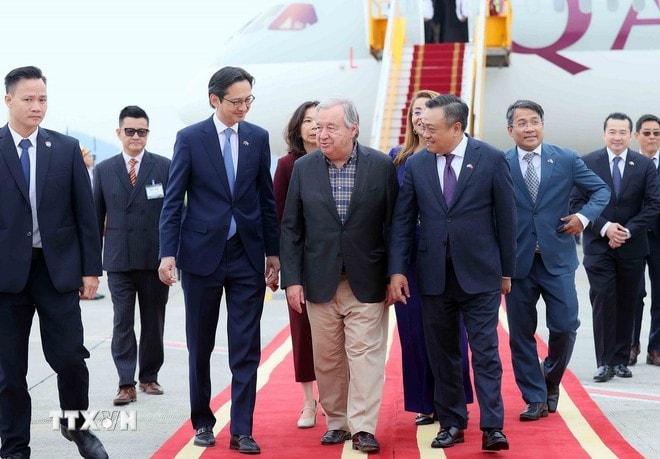 UN Secretary-General António Guterres arrives at Noi Bai International Airport in Hanoi on October 24, 2025, beginning his official visit to Vietnam (Photo: VNA)
