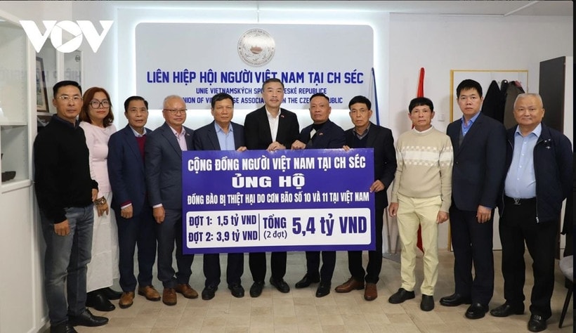 The Union of Vietnamese Associations in the Czech Republic presents 5.4 billion VND to the representative of the Central Committee of the Vietnam Fatherland Front. (Photo: vov.vn)