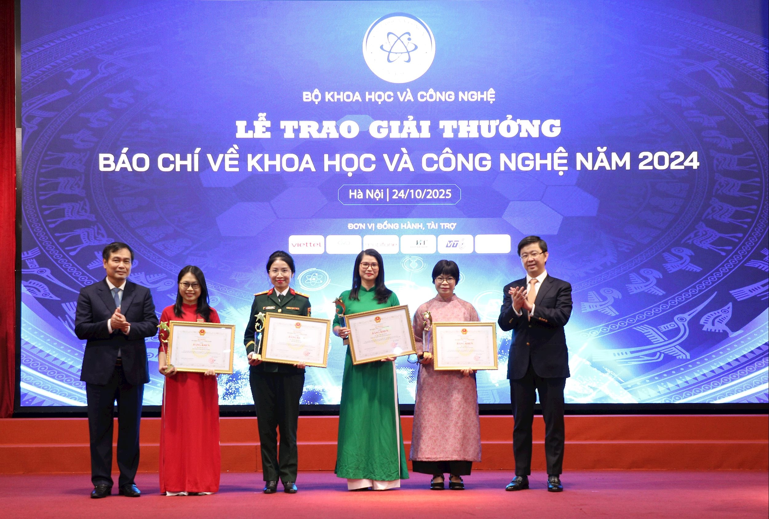 Thứ trưởng Bộ Khoa học và Công nghệ Bùi Hoàng Phương và Phó Trưởng ban Tuyên giáo và Dân vận Trung ương Phan Xuân Thủy trao Giải Nhất cho các tập thể cá nhân đạt giải