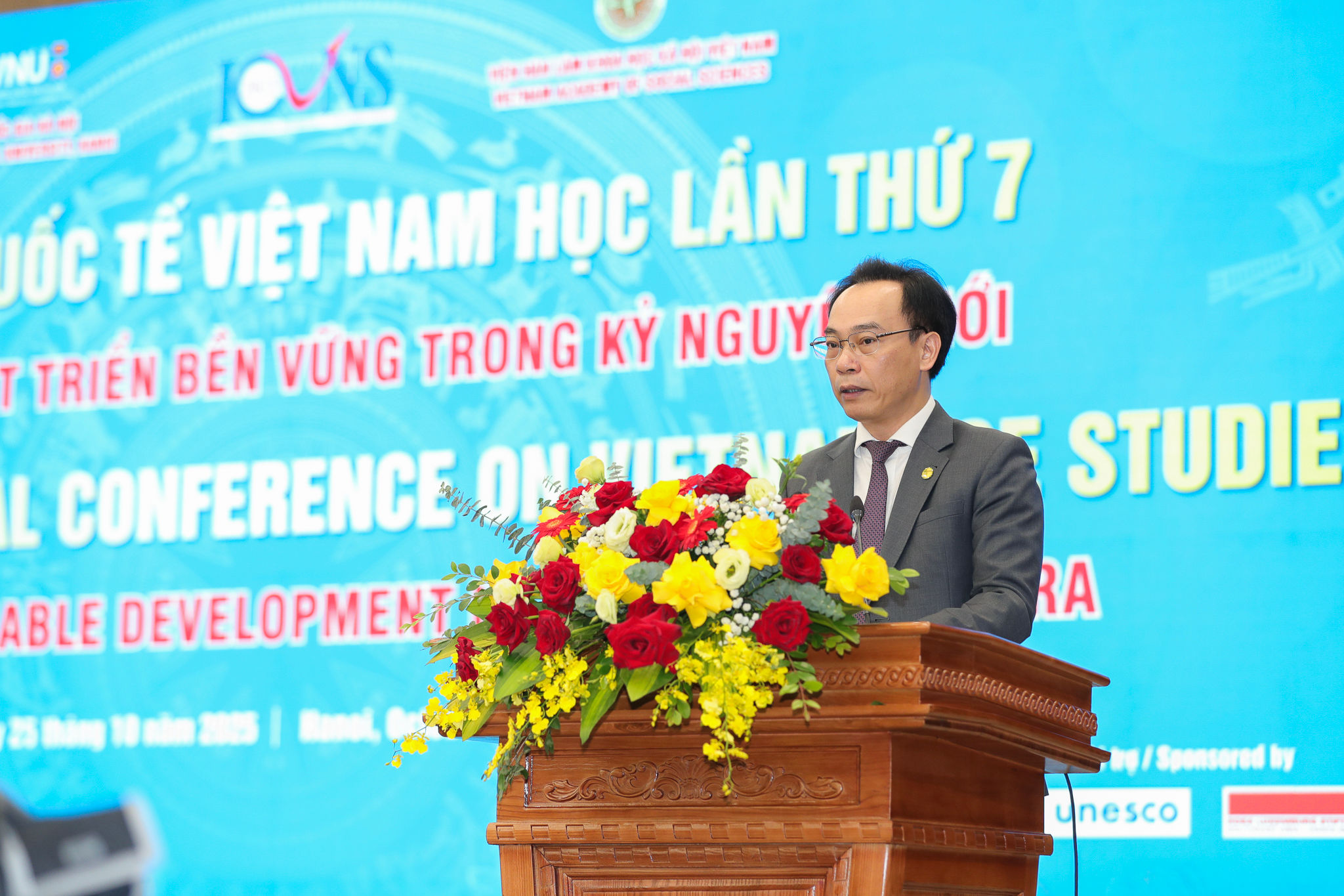 1 VNU - Giam doc DHQGHN Hoang Minh Son (4)