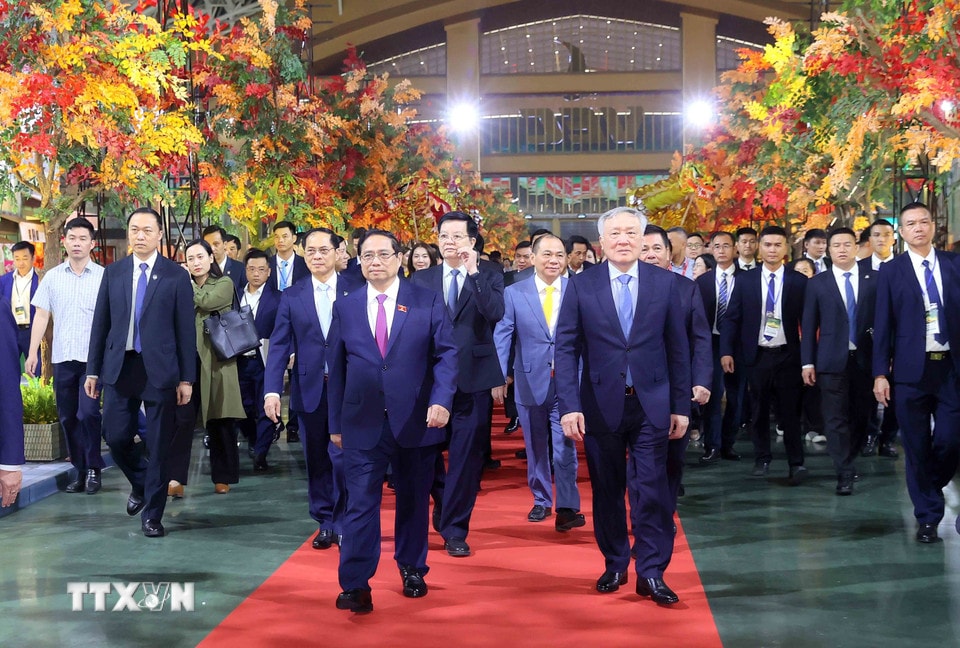 Perdana Menteri Pham Minh Chinh dan para delegasi menghadiri Pameran Musim Gugur pertama pada tahun 2025. (Foto: An Dang/VNA)