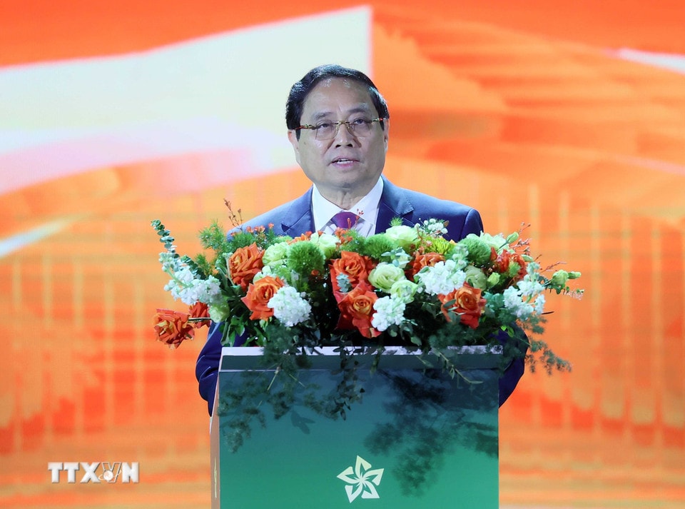 Perdana Menteri Pham Minh Chinh menyampaikan pidato pembukaan Pameran Musim Gugur pertama tahun 2025. (Foto: An Dang/VNA)