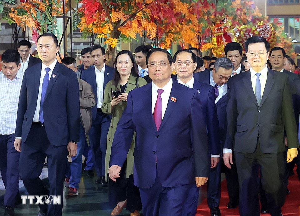 Perdana Menteri Pham Minh Chinh dan para delegasi menghadiri Pameran Musim Gugur pertama pada tahun 2025. (Foto: An Dang/VNA)