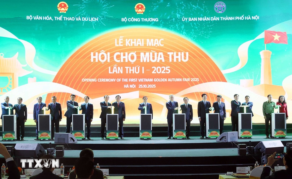 Perdana Menteri Pham Minh Chinh dan para delegasi memimpin upacara pembukaan Pameran Musim Gugur pertama pada tahun 2025. (Foto: An Dang/VNA)