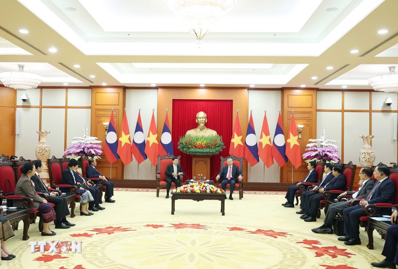 Tổng Bí thư Tô Lâm gặp Tổng Bí thư, Chủ tịch nước Lào Thongloun Sisoulith. (Ảnh: Thống Nhất/TTXVN)