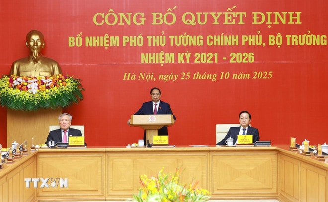 ttxvn-thu-tuong-trao-quyet-dinh-bo-nhiem-pho-thu-tuong-chinh-phu-bo-truong-nhiem-ky-2021-2026-8361968-1.jpg