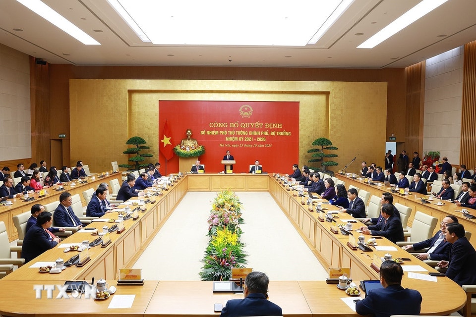 Thủ tướng Phạm Minh Chính chủ trì công bố các Quyết định bổ nhiệm Phó Thủ tướng Chính phủ, Bộ trưởng nhiệm kỳ 2021-2026 và triển khai các nhiệm vụ trọng tâm đến cuối năm 2025. (Ảnh: Dương Giang/TTXVN)