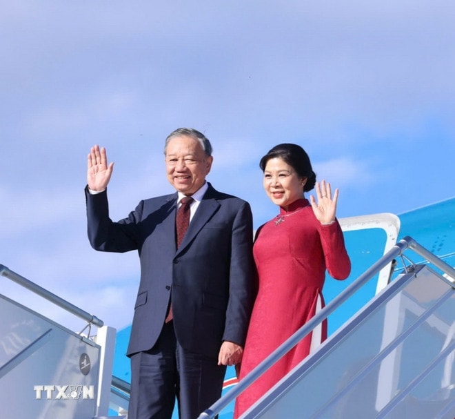 Tổng Bí thư Tô Lâm và Phu nhân tại sân bay quốc tế Sofia. (Ảnh: Thống Nhất/TTXVN) ttxvn-tong-bi-thu-ket-thuc-chuyen-tham-bulgaria-1-resize.jpg