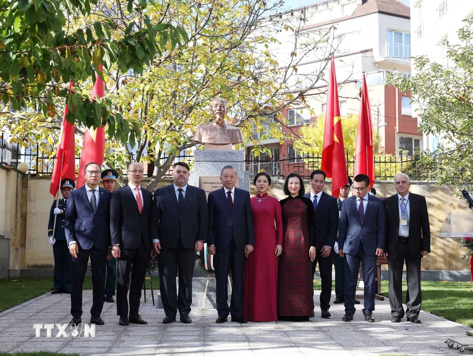 Tổng Bí thư Tô Lâm và Phu nhân cùng các đại biểu. (Ảnh: Thống Nhất/TTXVN)