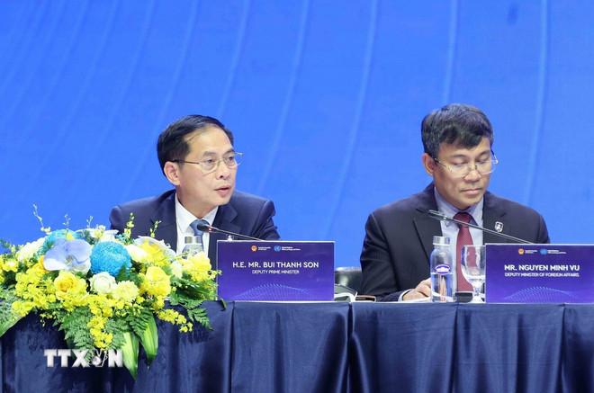 Phó Thủ tướng Bùi Thanh Sơn điều hành Phiên thảo luận toàn thể cấp cao thứ nhất. (Ảnh: Phương Hoa/TTXVN) ttxvn-cong-uoc-ha-noi-phien-thao-luan-toan-the-cap-cao-thu-nhat-1.jpg