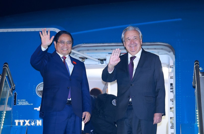 Thủ tướng Phạm Minh Chính và Tổng Thư ký Liên hợp quốc António Guterres cùng rời Hà Nội sang Kuala Lumpur, Malaysia tham dự Hội nghị Cấp cao ASEAN lần thứ 47 và các Hội nghị Cấp cao liên quan. (Ảnh: Dương Giang/TTXVN)