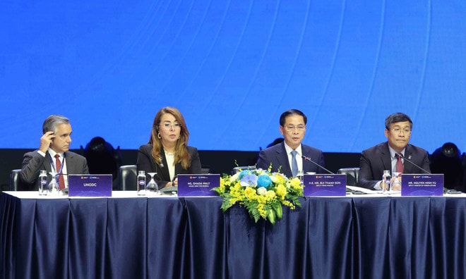 bui-thanh-son-ghada-waly-vna.jpg