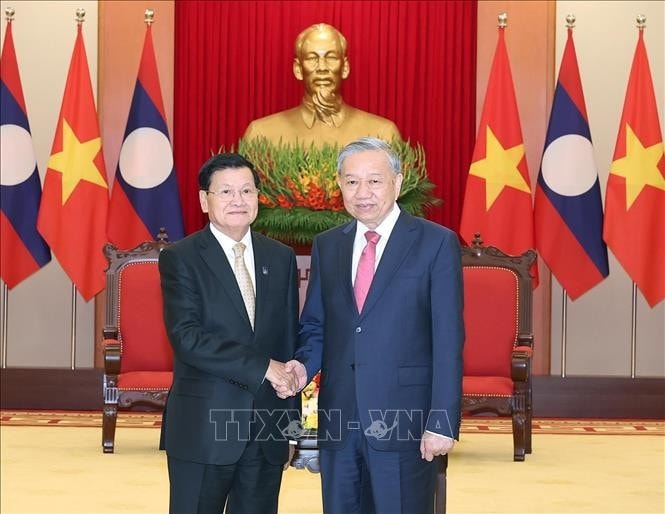 Party General Secretary To Lam (R) and Party General Secretary and President of Laos Thongloun Sisoulith (Photo: VNA)