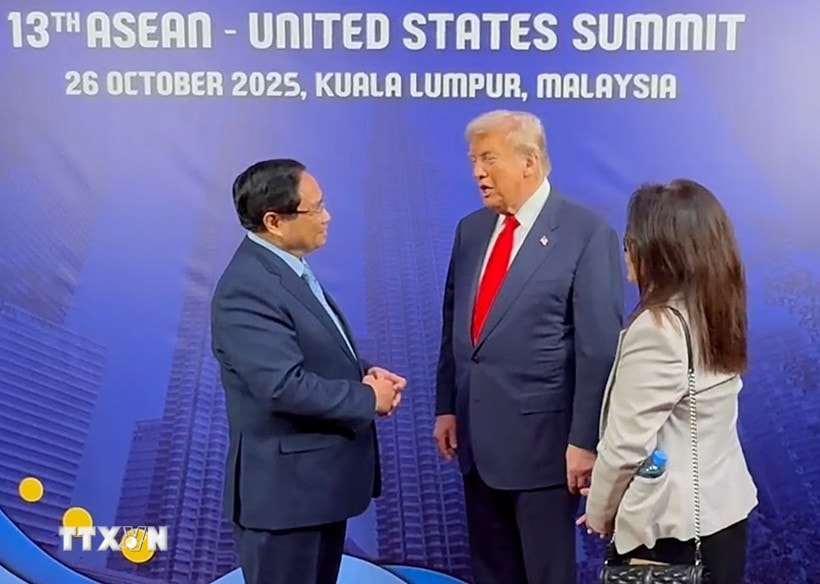 Thủ tướng Phạm Minh Chính gặp Tổng thống Hoa Kỳ Donald Trump tại Hội nghị Cấp cao ASEAN-Hoa Kỳ lần thứ 13. (Ảnh: TTXVN phát)