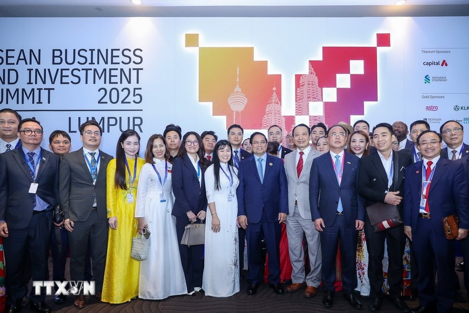 Thủ tướng Phạm Minh Chính với các đại biểu tham dự Phiên Đối thoại Cấp cao tại Hội nghị Thượng đỉnh Kinh doanh và Đầu tư ASEAN (ABIS). (Ảnh: Dương Giang/TTXVN)