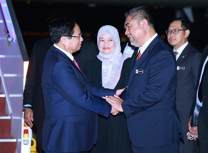 Thủ tướng Chính phủ Phạm Minh Chính cùng Đoàn đại biểu Việt Nam tới Thủ đô Kuala Lumpur, Malaysia, bắt đầu chuyến công tác tham dự Hội nghị Cấp cao ASEAN lần thứ 47 và các hội nghị cấp cao liên quan. (Ảnh: Dương Giang/TTXVN)