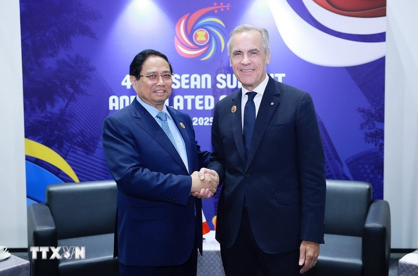 Thủ tướng Phạm Minh Chính gặp Thủ tướng Canada Mark Carney. (Ảnh: Dương Giang/TTXVN)