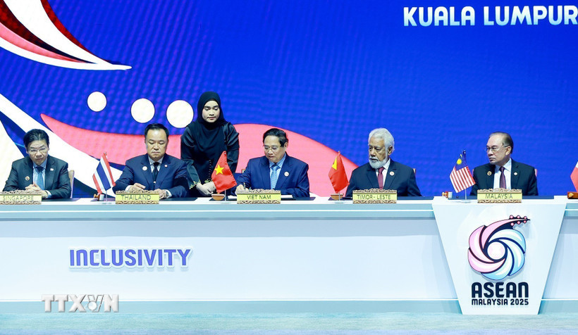Thủ tướng Phạm Minh Chính ký Tuyên bố kết nạp Timor-Leste vào ASEAN. (Ảnh: Dương Giang/TTXVN)