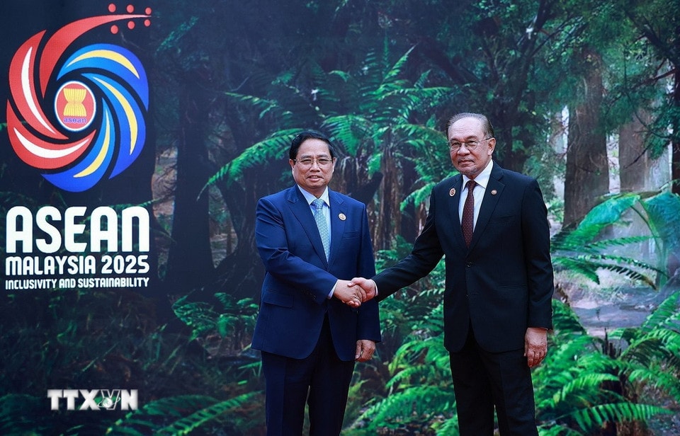 Thủ tướng Malaysia Anwar Ibrahim, Chủ tịch ASEAN 2025 đón Thủ tướng Phạm Minh Chính tham dự Hội nghị Cấp cao ASEAN lần thứ 47 và các Hội nghị Cấp cao liên quan. (Ảnh: Dương Giang/TTXVN)