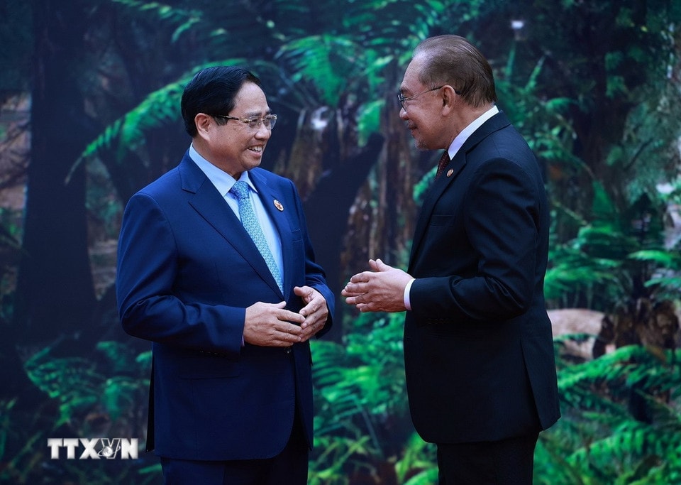 Thủ tướng Malaysia Anwar Ibrahim, Chủ tịch ASEAN 2025 đón Thủ tướng Phạm Minh Chính tham dự Hội nghị Cấp cao ASEAN lần thứ 47 và các Hội nghị Cấp cao liên quan. (Ảnh: Dương Giang/TTXVN)
