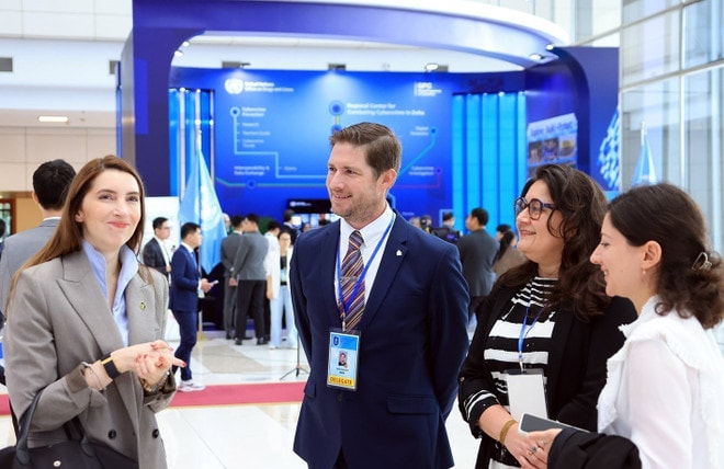 Delegates talk with each other on the sidelines of the event on October 26. (Photo: VNA) hanoi-convention-2.jpg